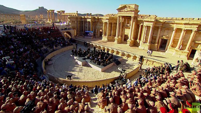 Skandaloze: Rusët mbajnë koncert në qytetin e çliruar nga ISIS, ku humbën jetën mijëra persona (Video)