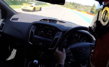 Gara e pazakontë: Ford Focus RS ndjek një Porsche Cayman GT4 (Video)