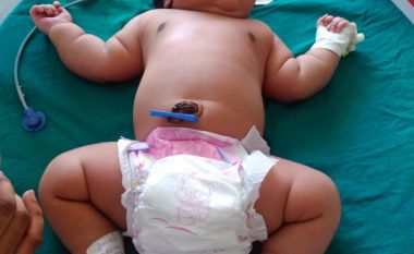 Lind foshnja më e rëndë në botë (Foto/Video)