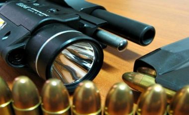 Shefi i armëve në Kosovë akuzohet se shiti armët e policisë në tregun e zi