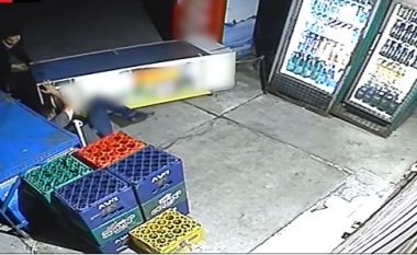 Hit në internet: Tentuan të vjedhin birra në frigorifer, por pasoi “hakmarrja” e frigoriferit! (Video)