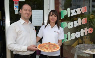 Pronari shqiptar nga Maqedonia, jep pica pa pagesë për të varfrit (Foto)