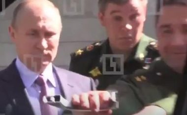 Gjenerali rus deshi t’i tregojë Putinit veturën e re ushtarake, por ndodhi diçka që e vuri në siklet (Video)