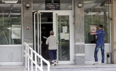 Dadoja që rrihte foshnjën në Shkup dënohet me një vit e gjysmë burg