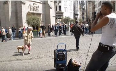 Argëtonte njerëzit në rrugë me beatbox, por kur kalon një gjyshe ndodh diçka e pabesueshme (Video)