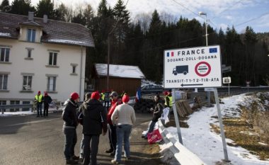 Zvicra, 200 milionë franga në vit për të papunët jashtë vendit