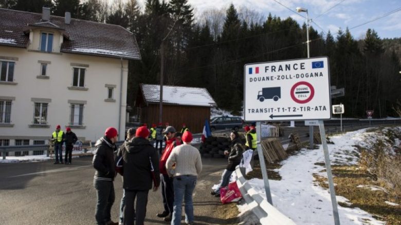 Zvicra, 200 milionë franga në vit për të papunët jashtë vendit