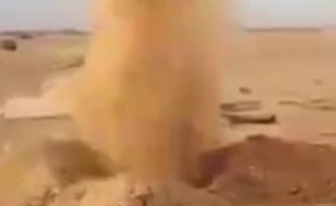 Çfarë është kjo gropë e çuditshme që po hedh në ajër rërën? (Video)