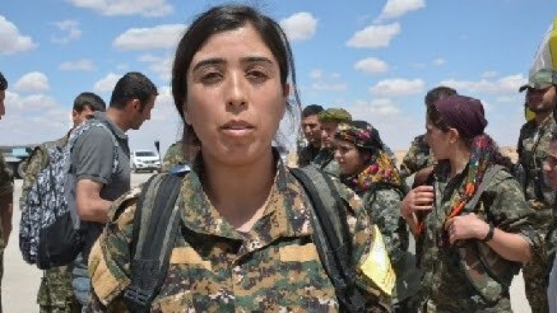 Kësaj femre i frikësohen më së shumti xhihadistët: Njihuni me komandanten e 15.000 luftëtarëve që luftojnë kundër ISIS-it (Foto)