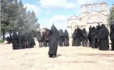 Këto janë gratë e ISIS-it: “Mrs terror” me mesazh të ri kërcënues në rrjetet sociale (Video/Foto)