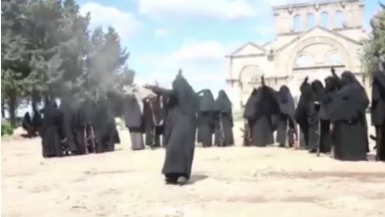 Këto janë gratë e ISIS-it: “Mrs terror” me mesazh të ri kërcënues në rrjetet sociale (Video/Foto)