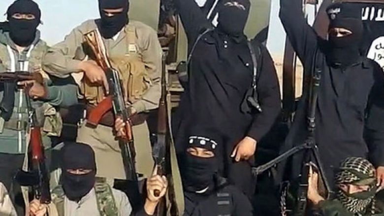 Skuadrat e Vdekjes së ISIS-it patrullojnë rrugëve: Vrasje për të gjithë ata që ikin ose dorëzohen