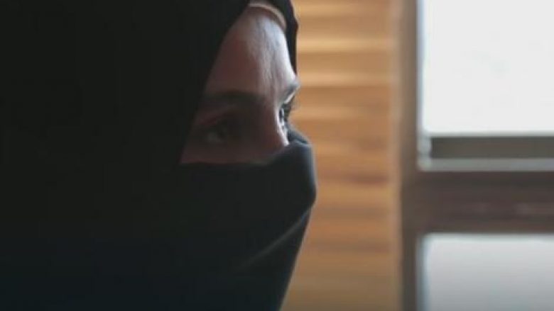 ISIS shet përmes Facebookut gratë e zëna rob: 8.000 dollarë për një vajzë, por mund të negociohet çmimi