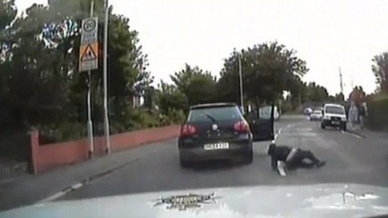 Duke menduar se do t’i ikë policisë, hidhet nga vetura që lëvizte me shpejtësi të madhe (Video)