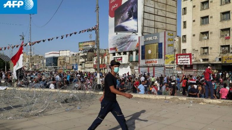 Protesta në Irak: Demonstruesit sërish tentojnë të futen në Zonën e Gjelbër, policia përdor gaz lotsjellës (Foto/Video)