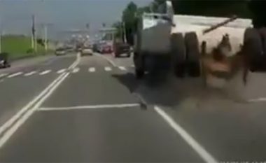 Ky është momenti shokues, kur kamionit që po lëvizte me shpejtësi i këputen rrotat e pasme (Video)