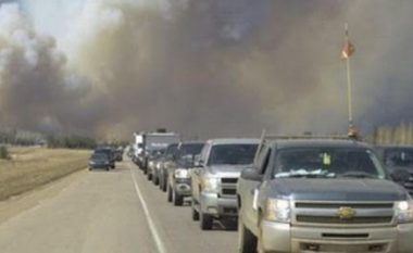 Mbi 88 mijë banorë të rrezikuar nga zjarri në Kanada