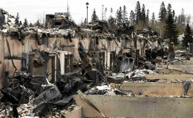 Qyteti fantazmë: Kështu duket qyteti kanadez pas zjarrit që kaploi këtë vend (Foto)