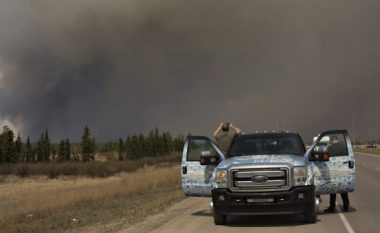 Shikoni se si qyteti kanadez Alberta është kapluar nga zjarri (Foto/Video)