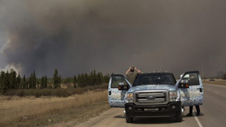 Shikoni se si qyteti kanadez Alberta është kapluar nga zjarri (Foto/Video)