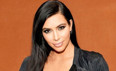Kim Kardashian shfaqet atraktive në të zeza (Foto)