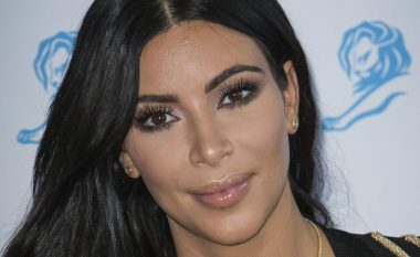 Kim Kardashian bën testin e shtatzënisë, e publikon rezultatin në internet (Foto)