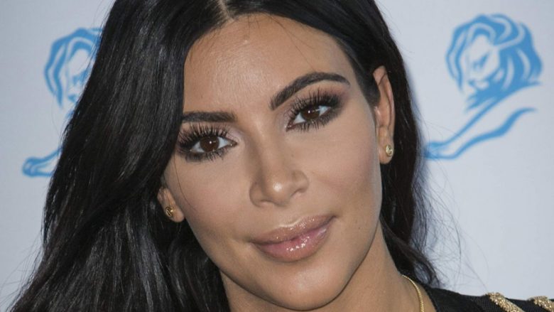 Kim Kardashian bën testin e shtatzënisë, e publikon rezultatin në internet (Foto)