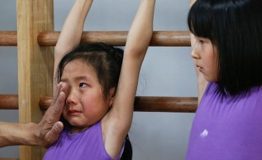 Imazhe prekëse të fëmijëve kinezë që i nënshtrohen stërvitjeve rraskapitëse (Foto)