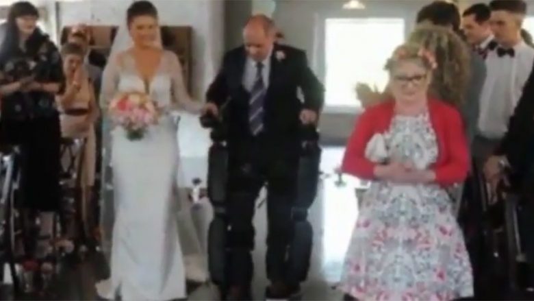 Falë kostumit robotik, babai i paralizuar mban fjalën dhe shoqëron të bijën te altari (Video)