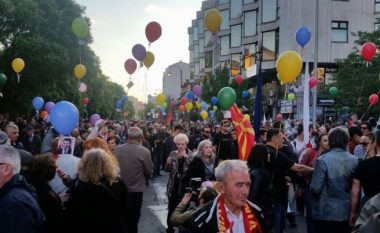 Protestuesit pro qeveritarë frikësojnë ata kundër qeveritarë në Maqedoni