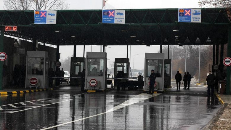 Në kufijtë e Maqedonisë pritet nga 20 minuta