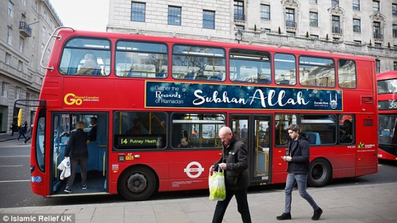 Posterë me mbishkrimin “Allahu është i madhërishëm” nëpër autobusët e Londrës (Foto)