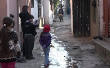 Banorët romë të lagjes Tophanë jetojnë në kushte të mjerueshme! (Video)