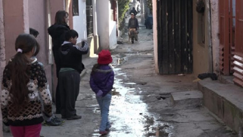 Banorët romë të lagjes Tophanë jetojnë në kushte të mjerueshme! (Video)