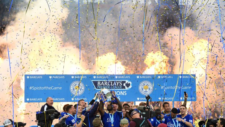 Lojtarët ‘çmenden’ nga gëzimi, shikoni çfarë i bëjnë Ranierit me shampanjë (Video)