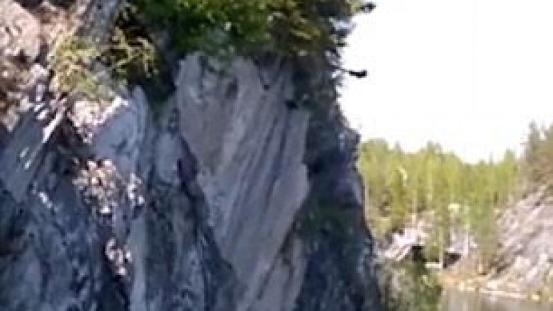Përplaset keq për shkëmbinj, pasi që lëshimi me litarin elastik nuk shkoi mirë (Video)