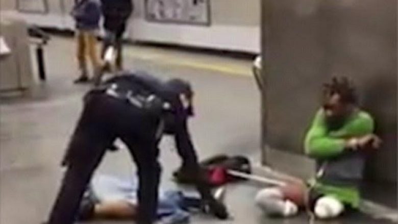 E tmerrshme: Policia kontrollon lypësin pa këmbë dhe dorë, dhe e lë të zhveshur (Video)