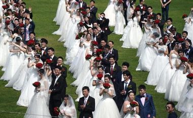 Universiteti organizoi ceremoni martesore për 400 çifte (Foto)