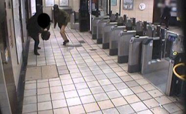 Shikoni se si një burrë tenton t’ia pres kokën një pasagjeri në metro (Foto/Video, +16)