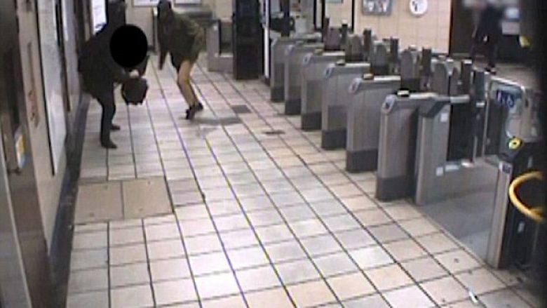 Shikoni se si një burrë tenton t’ia pres kokën një pasagjeri në metro (Foto/Video, +16)