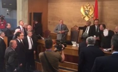 Momenti kur deputetët tentojnë ta sulmojnë fizikisht kryeministrin Gjukanoviq (Video)
