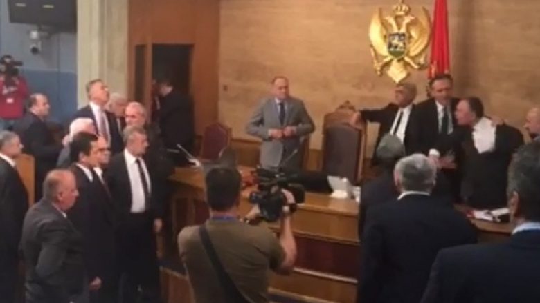 Momenti kur deputetët tentojnë ta sulmojnë fizikisht kryeministrin Gjukanoviq (Video)