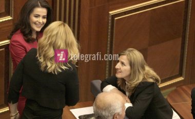 Flet Mirjeta Kalludra, deputetja më e re e Kuvendit të Kosovës (Video)
