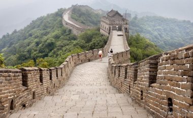 Momenti kur turisti bie nga muri kinez dhe mrekullisht shpëton (Video)