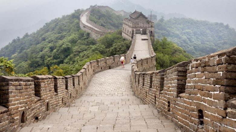 Momenti kur turisti bie nga muri kinez dhe mrekullisht shpëton (Video)