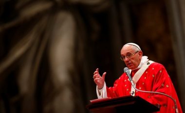 Papa: Myslimania ka të drejtë të mbajë shaminë, por edhe katoliku kryqin