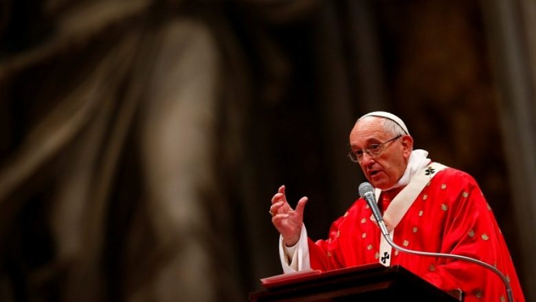 Papa: Myslimania ka të drejtë të mbajë shaminë, por edhe katoliku kryqin