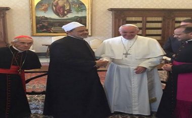 Takim historik mes papa Françeskut dhe imamit Al-Azhar