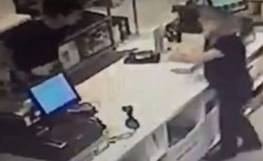 E tmerrshme: Futet në dyqan dhe fillon ta presë me sharrë penisin (Foto/Video, +18)