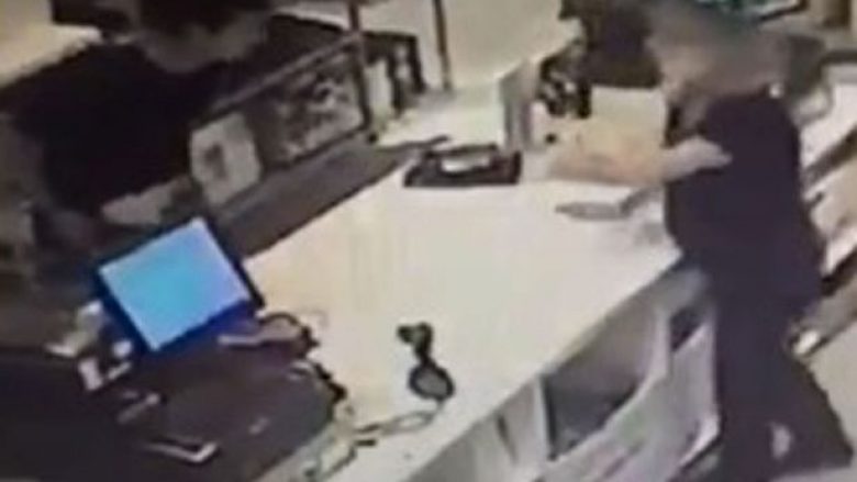 E tmerrshme: Futet në dyqan dhe fillon ta presë me sharrë penisin (Foto/Video, +18)